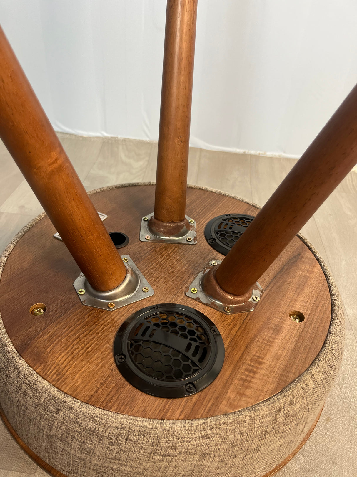 SoundSmart Kabelloser Bluetooth-Couchtisch | Lautsprecher-Tisch mit USB-Ladegerät | Moderner Beistelltisch