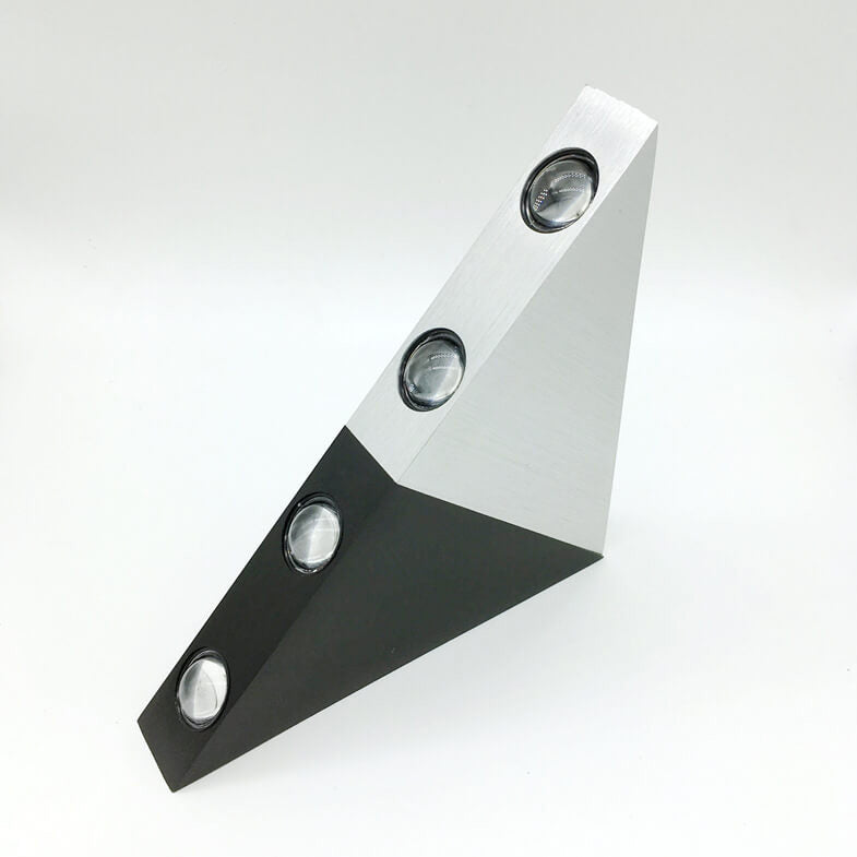 TriLumina Prisma LED Wandleuchte | Kreatives Pyramidendesign | Aluminium & Acryl | Farbige Lichtoptionen