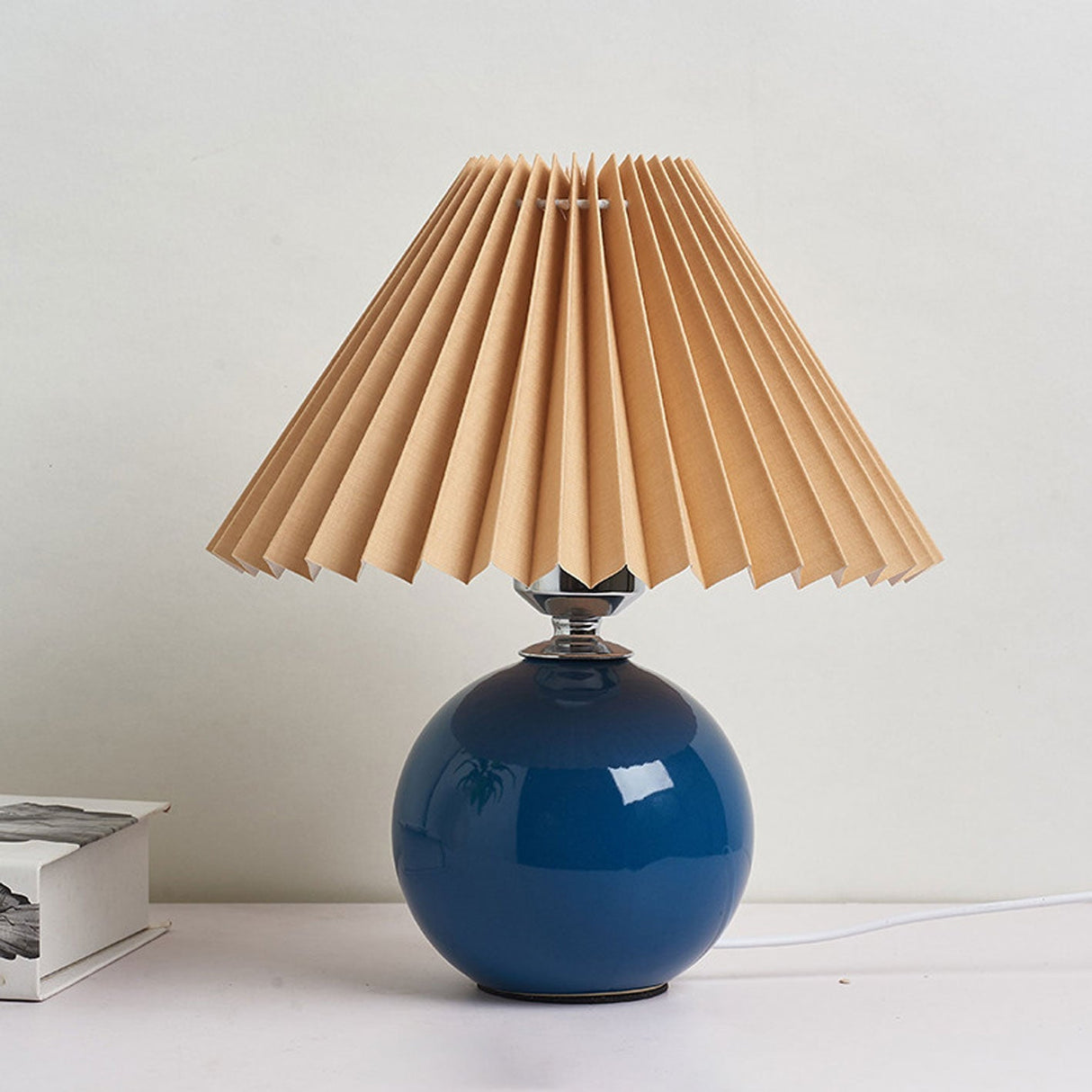 GlowEase Pleated Design Tischlampe | Keramikbasis | Stimmungslicht | Minimalistisches Design | Deko für Zuhause