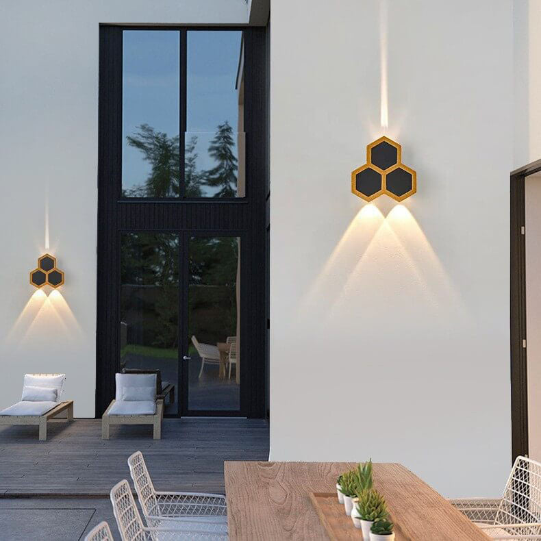 LumoHex Prime | Modernes Outdoor LED Wandlicht | Hexagon Schwarz-Gold Kombination