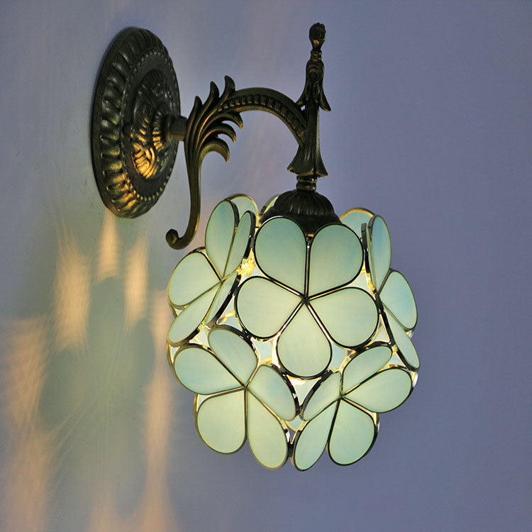 Bloomvielle Europäische Vintage Tiffany Wandleuchte | Blumenförmiges Glas | 1-Licht Design | Elegante Wandbeleuchtung