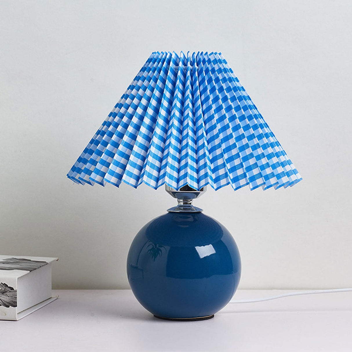 GlowEase Pleated Design Tischlampe | Keramikbasis | Stimmungslicht | Minimalistisches Design | Deko für Zuhause