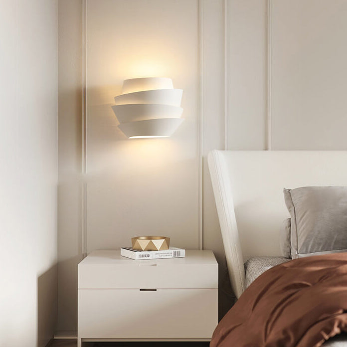 NordBright Skandinavische Wandlampe mit Doppelausleuchtung | Modernes Design | Ideal für Wohnzimmer & Schlafzimmer