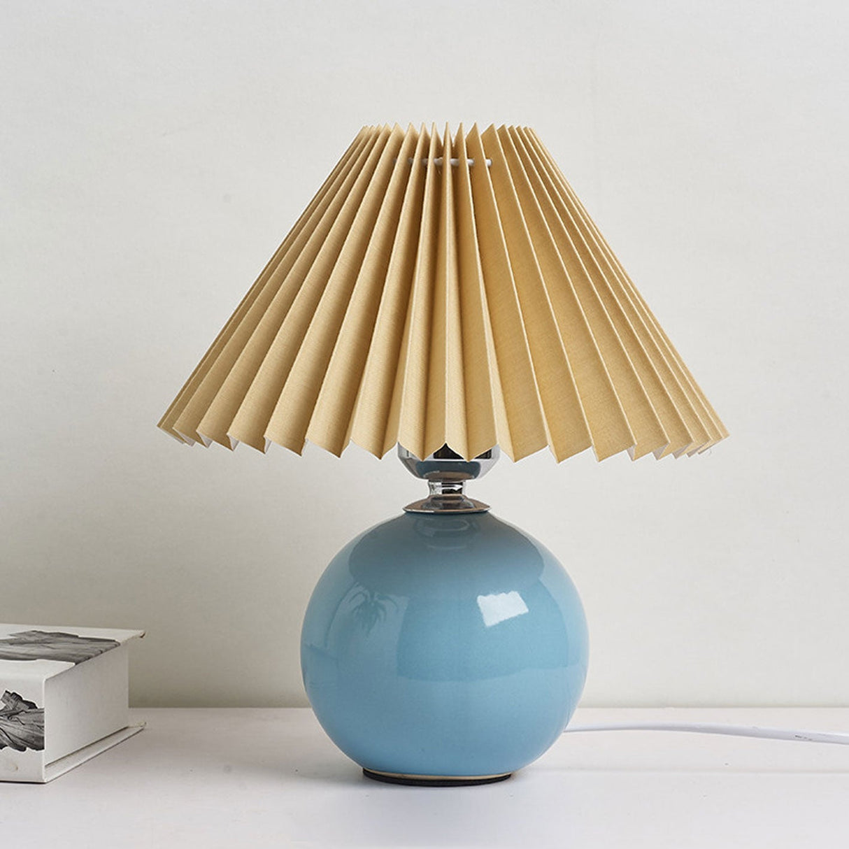 GlowEase Pleated Design Tischlampe | Keramikbasis | Stimmungslicht | Minimalistisches Design | Deko für Zuhause