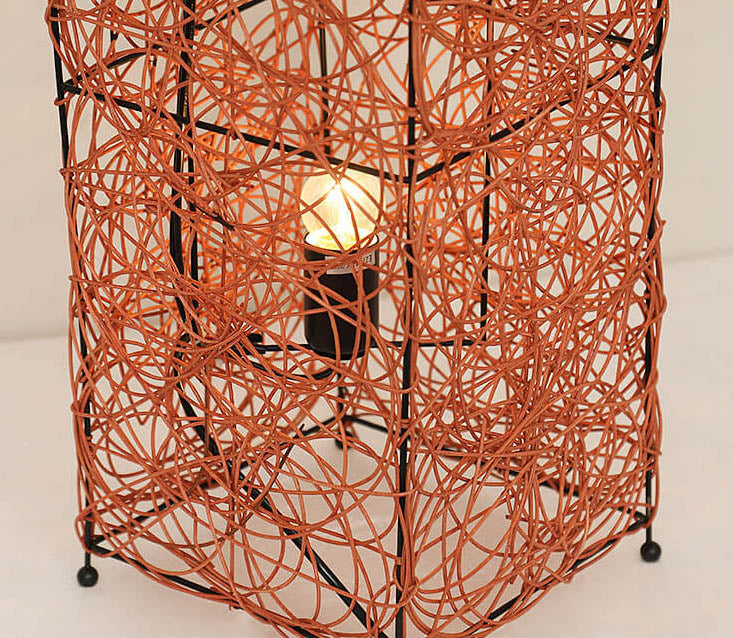 Ravara Column Minimalistische Rattan Stehlampe | Handgefertigtes Design | 3-Licht-LED-System | Natürliche Beleuchtung