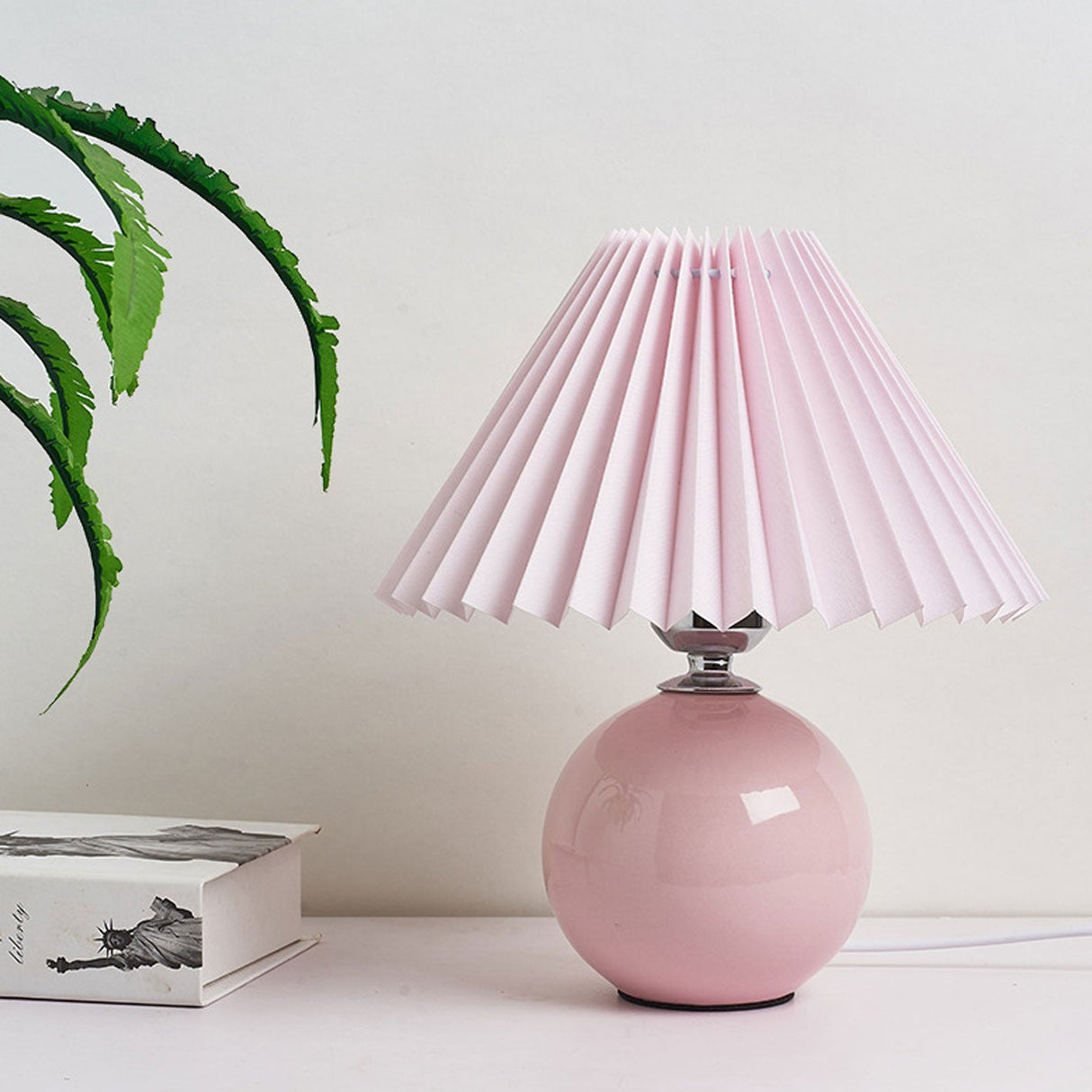 GlowEase Pleated Design Tischlampe | Keramikbasis | Stimmungslicht | Minimalistisches Design | Deko für Zuhause