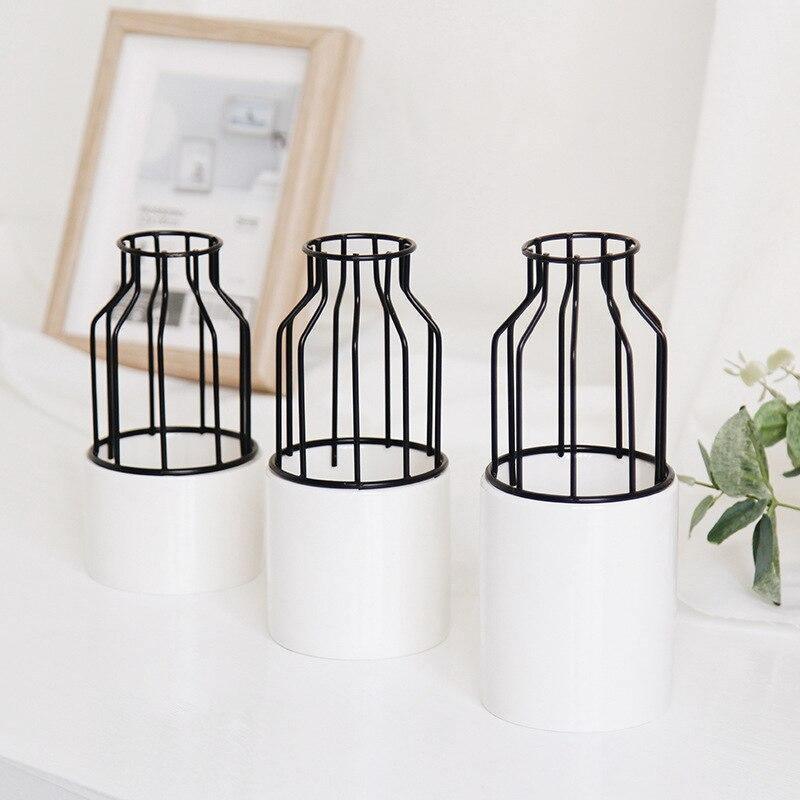 Artévo Eisen-Keramik Design Vase | Modernes Gittermuster | Elegante Dekoration | Für Wohnzimmer & Büro