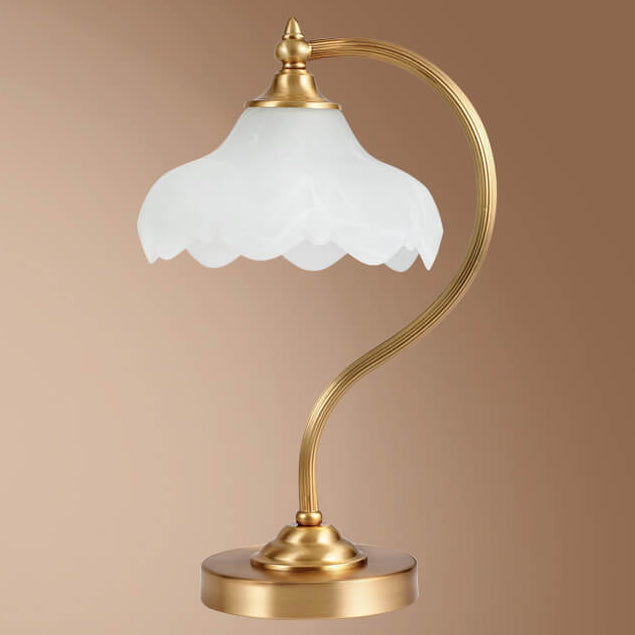 LustrePetal Vintage Tischlampe | Messing & Glasblüten-Design | Elegante 1-Licht Lampe | Dekoratives Licht