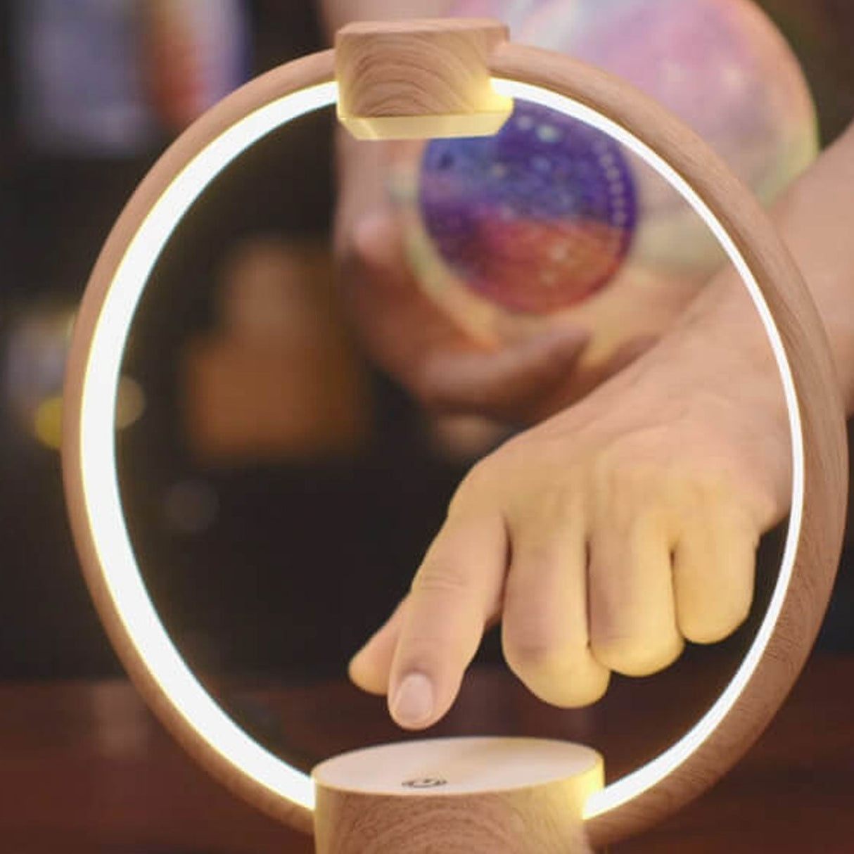 LunarMagix LED Schreibtischlampe | Maglev Mond-Design | Farbwechsel-Nachtlicht | Dekorative Beleuchtung