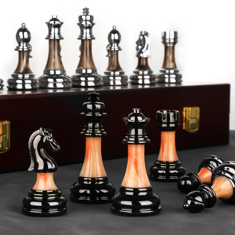 RegalChess Luxus-Schachspiel aus Metall | Großes 45 cm Holzbrett | Edles Design für Strategie und Stil