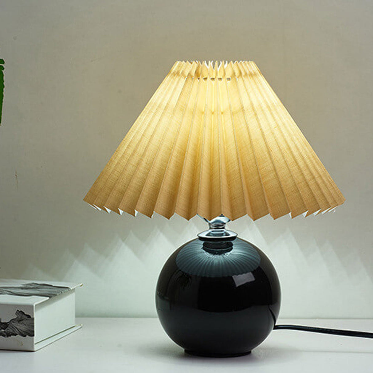 GlowEase Pleated Design Tischlampe | Keramikbasis | Stimmungslicht | Minimalistisches Design | Deko für Zuhause