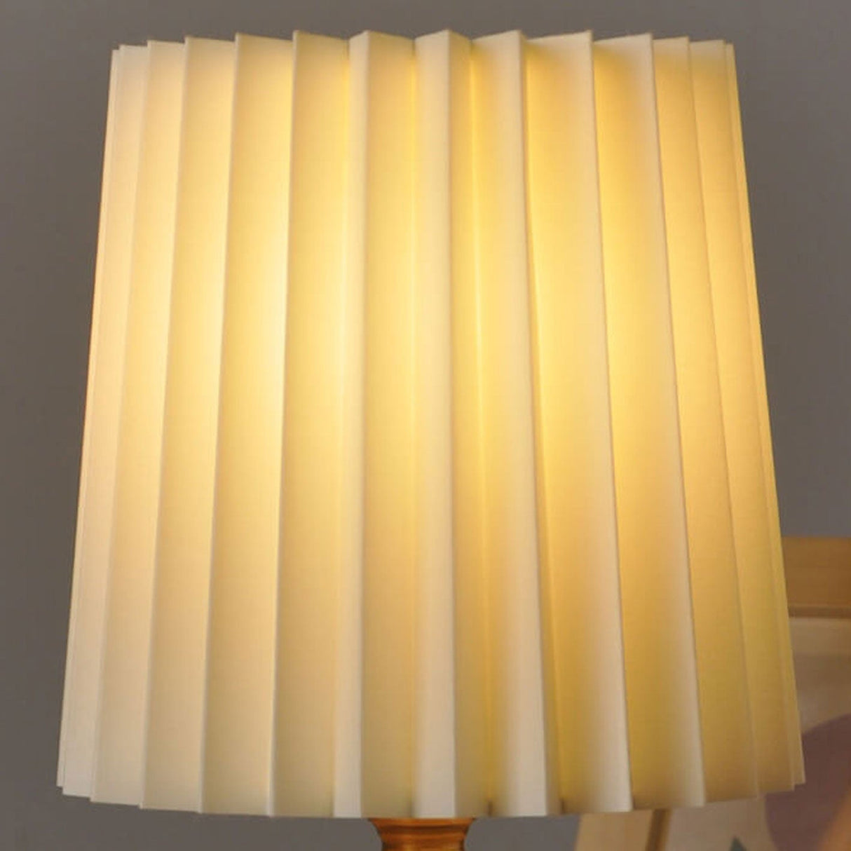 AuroraPleat Vintage Korean Tischlampe | Holzfuß | Gefalteter Lampenschirm | 1-Licht Design
