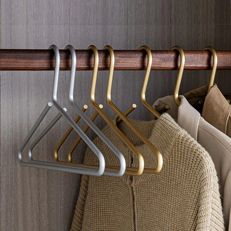 HangerLux Kleiderbügel Set aus Metall | Mattgold oder Silber | Nahtloser Kleiderschrank-Organizer | 5-teilig