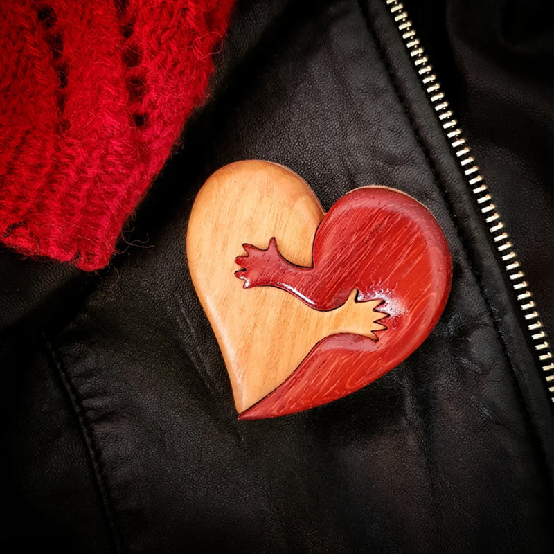 HeartCraft Liebevolle Herz-Anstecker aus Holz | Intarsien-Design | Nachhaltige Accessoires