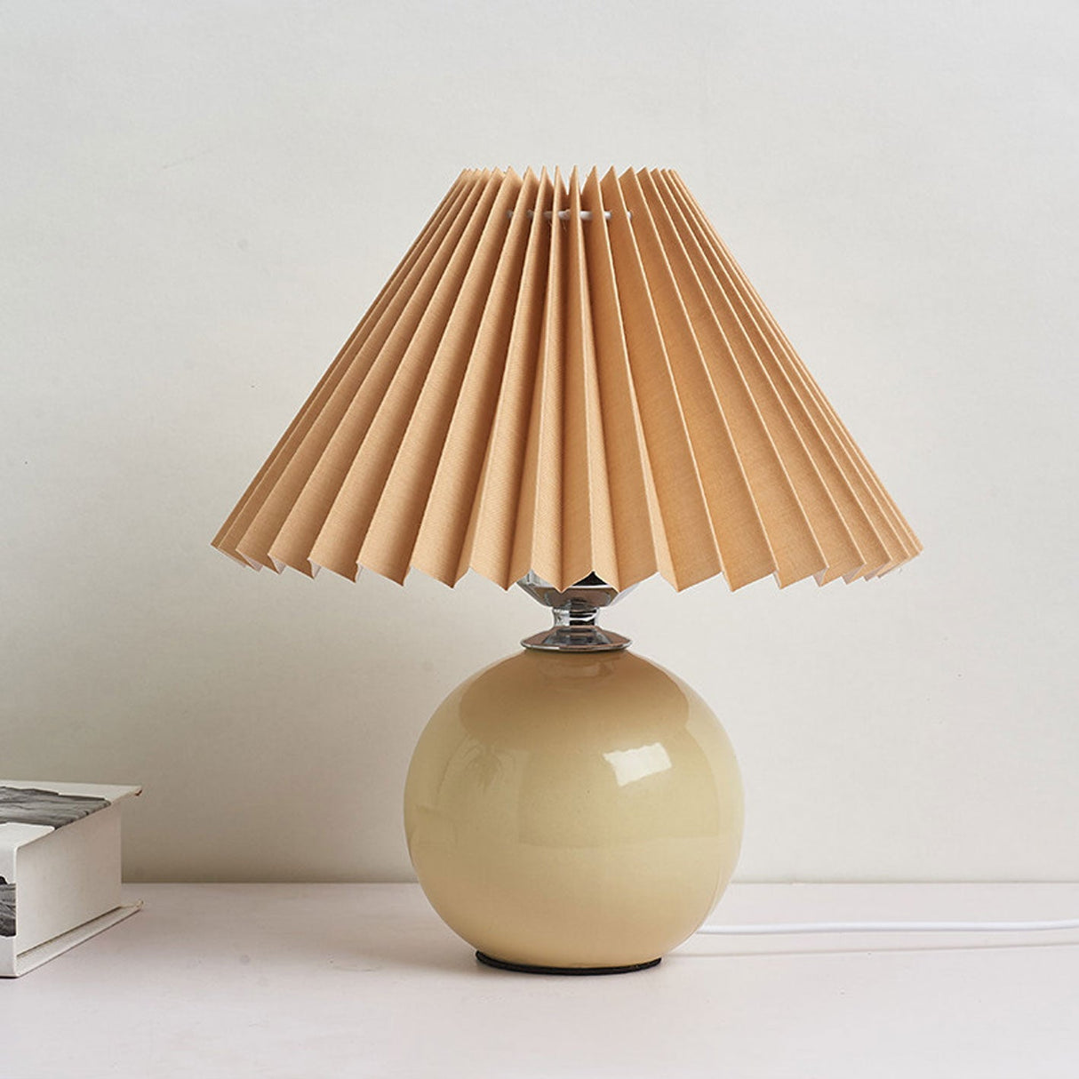 GlowEase Pleated Design Tischlampe | Keramikbasis | Stimmungslicht | Minimalistisches Design | Deko für Zuhause
