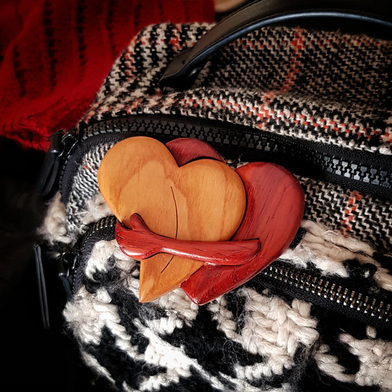 HeartCraft Liebevolle Herz-Anstecker aus Holz | Intarsien-Design | Nachhaltige Accessoires