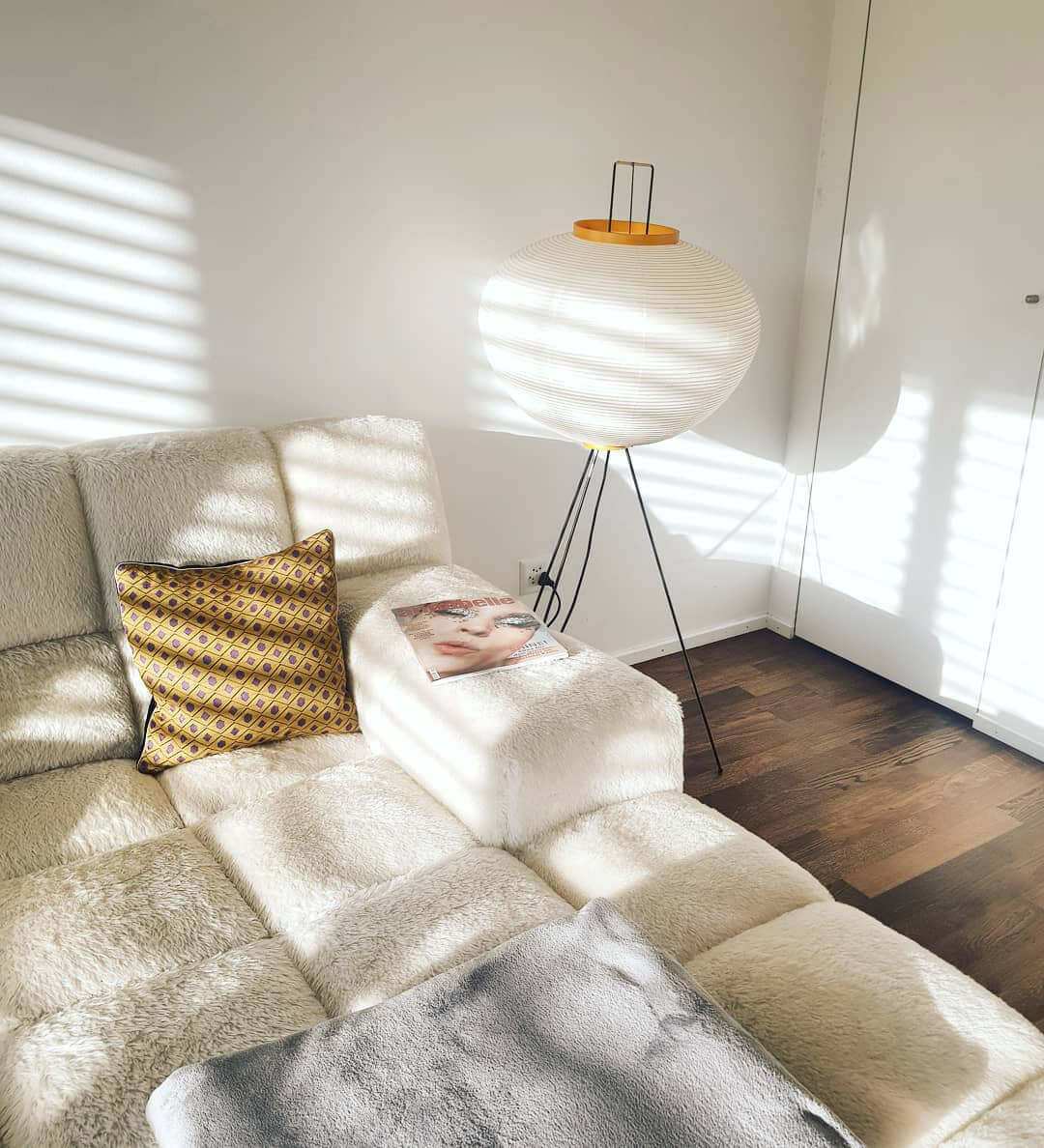 SereniLum Reispapier Stehlampe | Minimalistisches Design | Warmweißes LED-Licht | Nachhaltige Deko für Zuhause