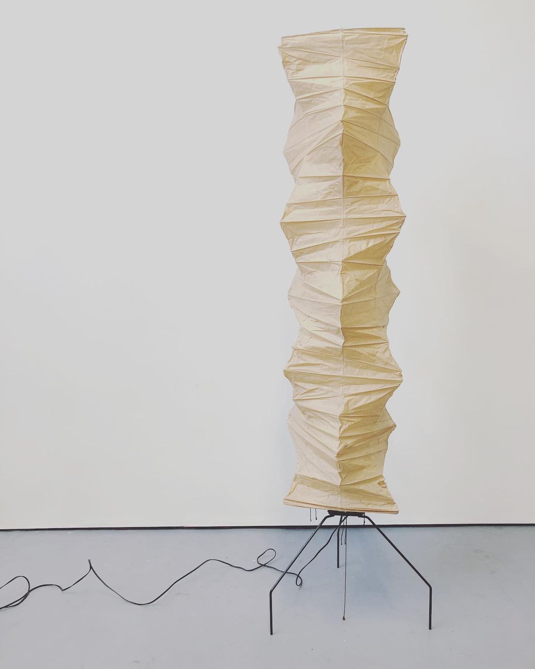 SereniLum Reispapier Stehlampe | Minimalistisches Design | Warmweißes LED-Licht | Nachhaltige Deko für Zuhause