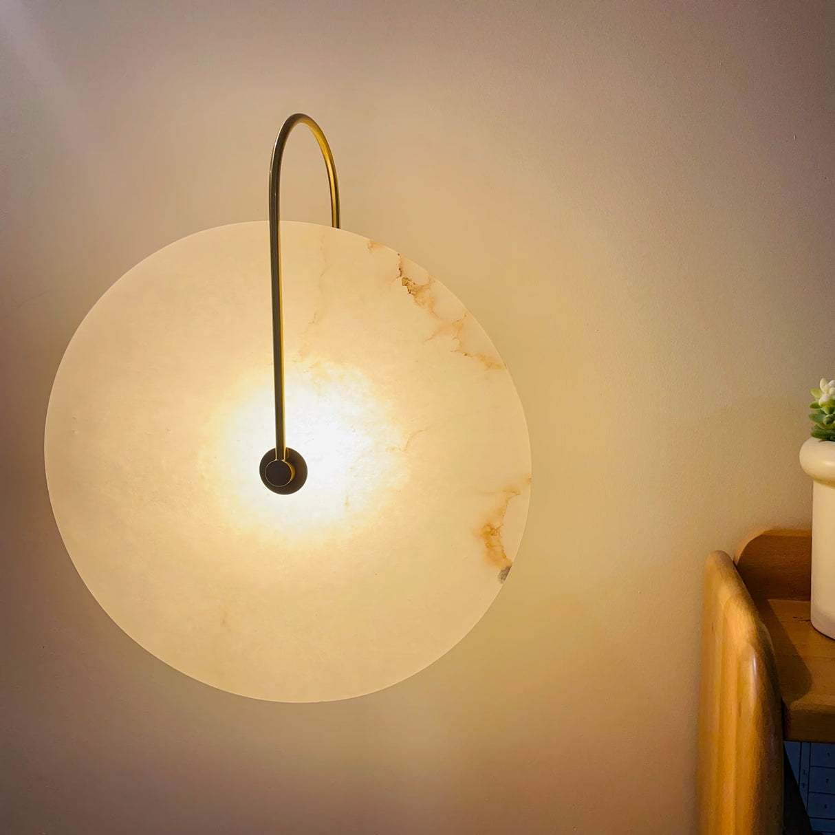 AlbaGlow Elegante Wandbeleuchtung | Minimalistisches Design | LED Wandleuchte | Edle Alabaster-Optik