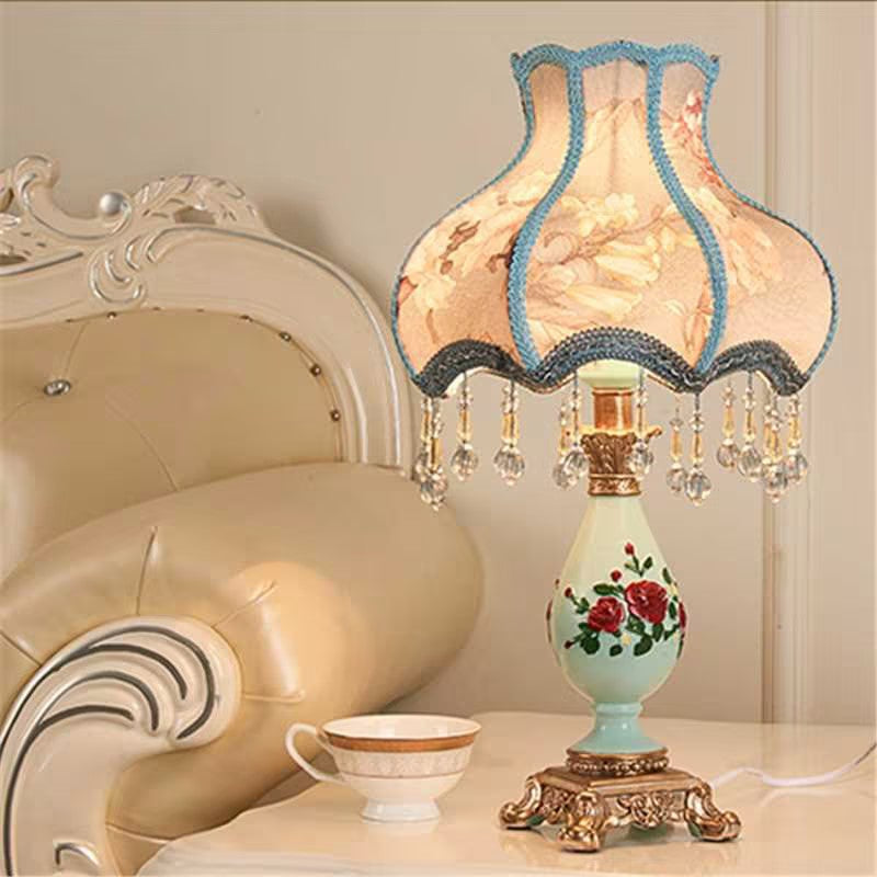Vasora Europäische Tischlampe | Traditionelles Design | Vase aus Harz | Stoffschirm | Schlafzimmerbeleuchtung