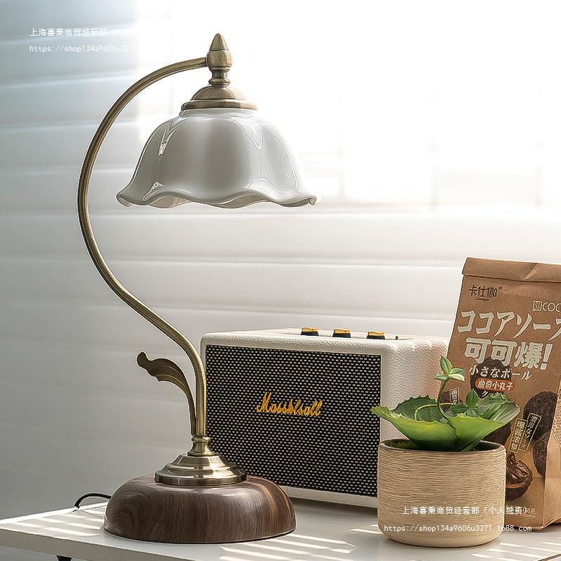 FloraArc Retro Tischlampe | Blumenmuster | Eisen, Glas & Keramik | 1 Licht | Stilvoll für Schlafzimmer