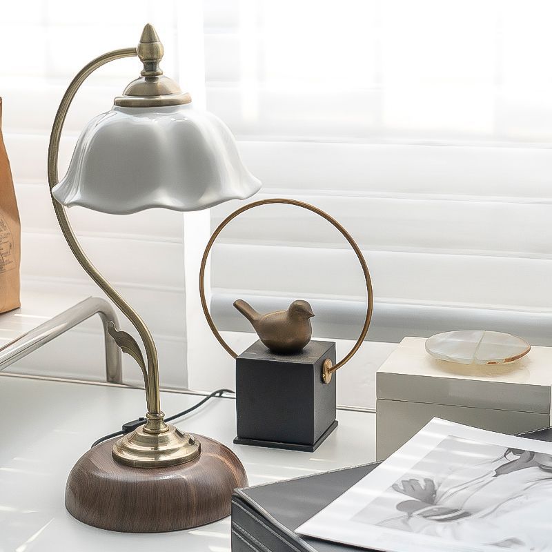 FloraArc Retro Tischlampe | Blumenmuster | Eisen, Glas & Keramik | 1 Licht | Stilvoll für Schlafzimmer