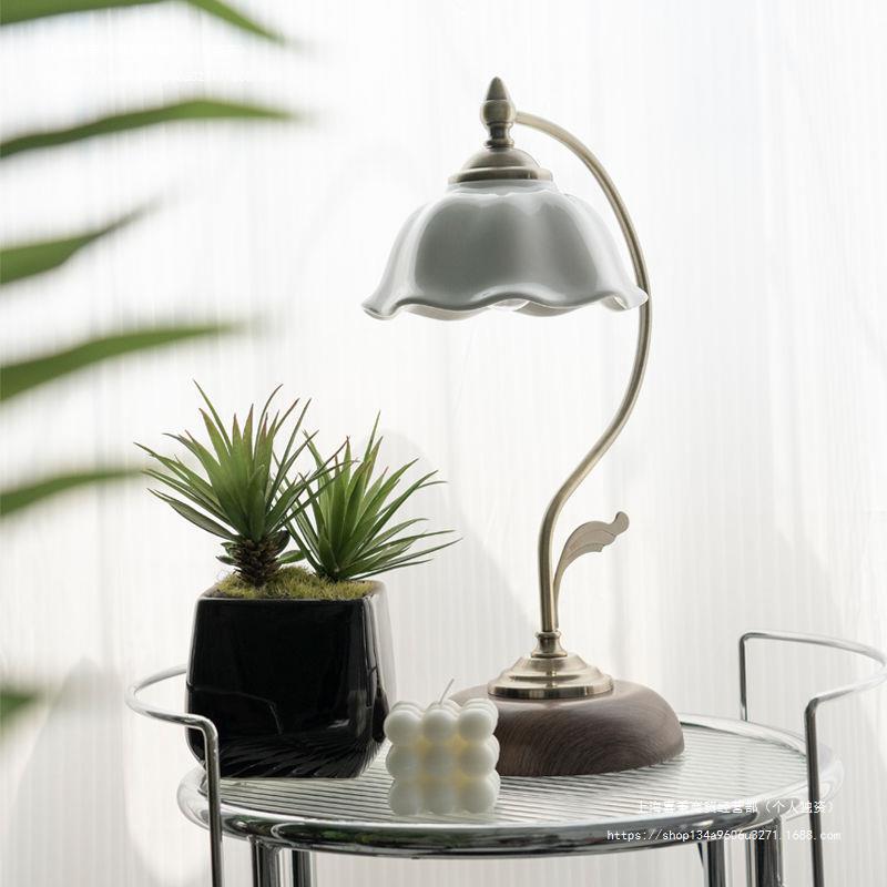 FloraArc Retro Tischlampe | Blumenmuster | Eisen, Glas & Keramik | 1 Licht | Stilvoll für Schlafzimmer