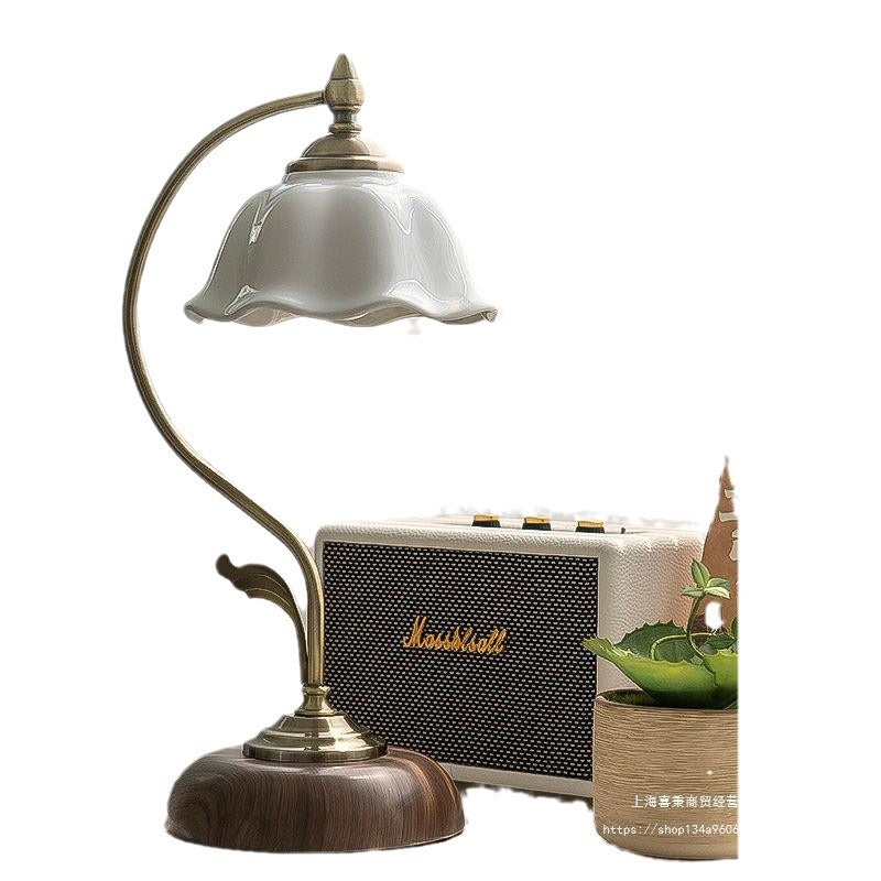 FloraArc Retro Tischlampe | Blumenmuster | Eisen, Glas & Keramik | 1 Licht | Stilvoll für Schlafzimmer