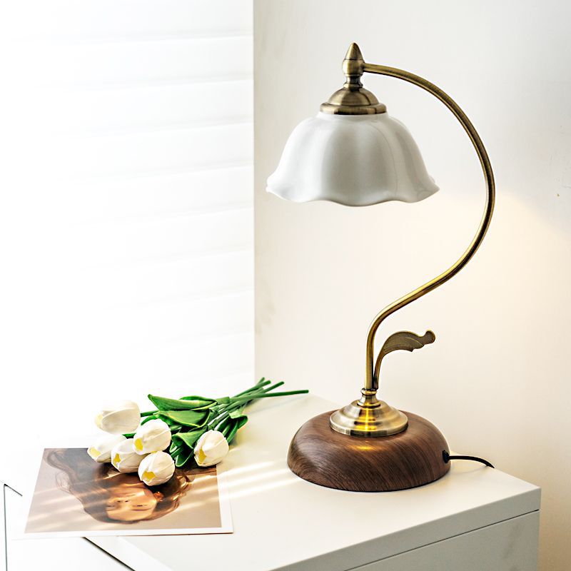 FloraArc Retro Tischlampe | Blumenmuster | Eisen, Glas & Keramik | 1 Licht | Stilvoll für Schlafzimmer