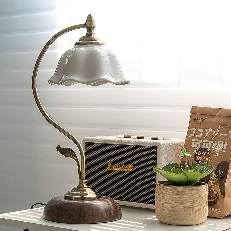 FloraArc Retro Tischlampe | Blumenmuster | Eisen, Glas & Keramik | 1 Licht | Stilvoll für Schlafzimmer