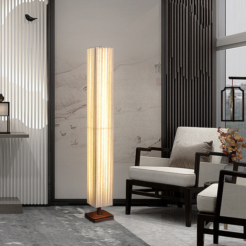 Lumura Japanische LED Stehlampe | Rechteckige Walnusssäule | Stoffschirm | Warmes Licht für Wohnzimmer