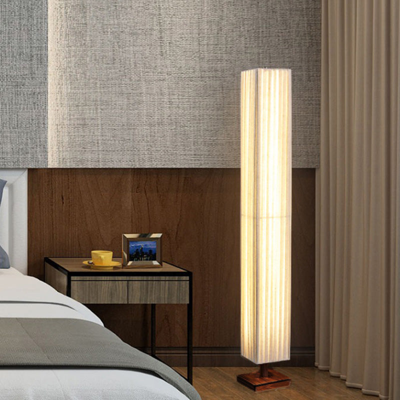 Lumura Japanische LED Stehlampe | Rechteckige Walnusssäule | Stoffschirm | Warmes Licht für Wohnzimmer
