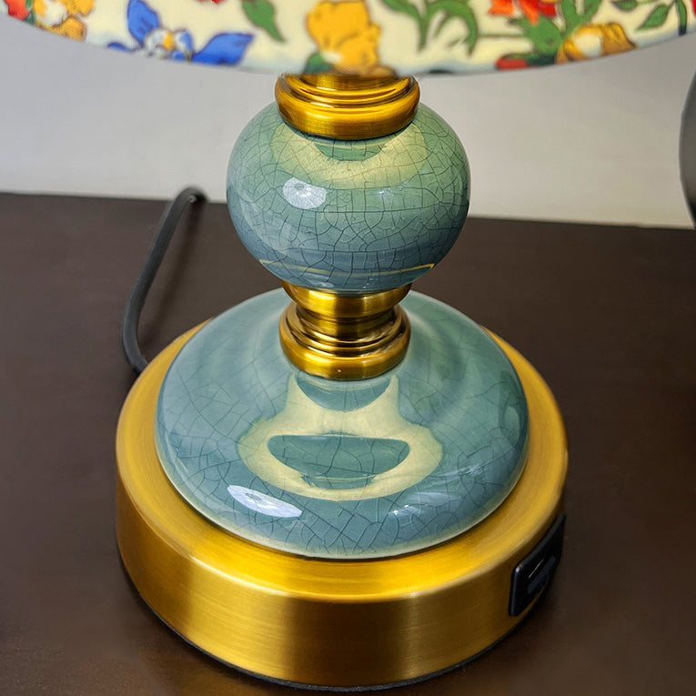 BellaLume Französisches Design Tischlampe | Stoffschirm | Keramik-Messing-Säule | Elegante Beleuchtung für das Schlafzimmer