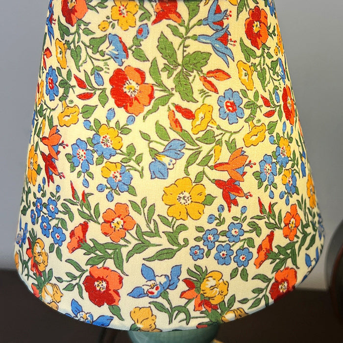 BellaLume Französisches Design Tischlampe | Stoffschirm | Keramik-Messing-Säule | Elegante Beleuchtung für das Schlafzimmer