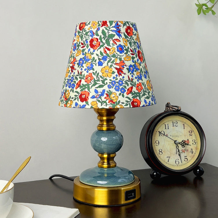 BellaLume Französisches Design Tischlampe | Stoffschirm | Keramik-Messing-Säule | Elegante Beleuchtung für das Schlafzimmer