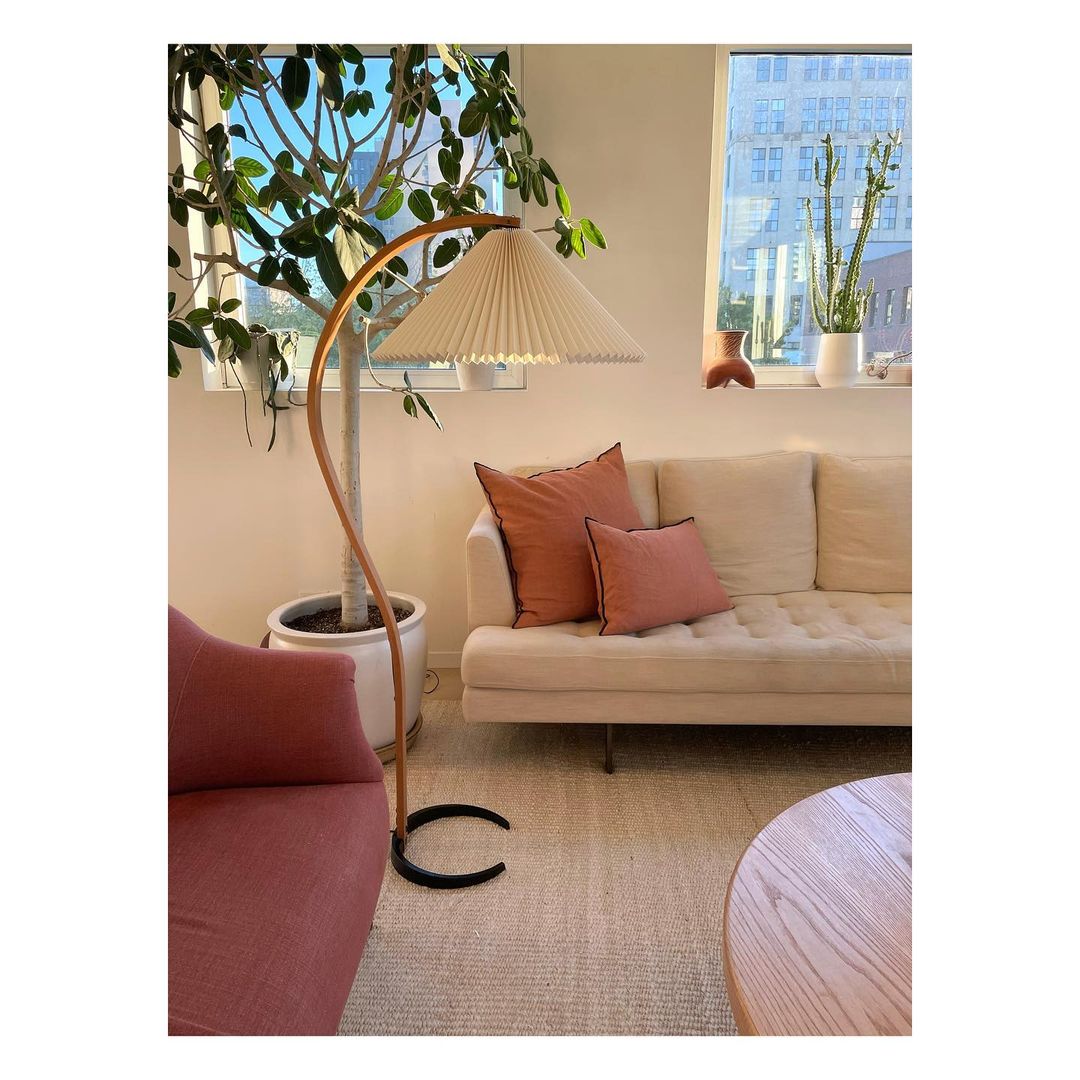 LunaArch Stehleuchte im Caprani Design | LED Beleuchtung | Modernes Holz-Look | Elegante Wohnraum-Deko