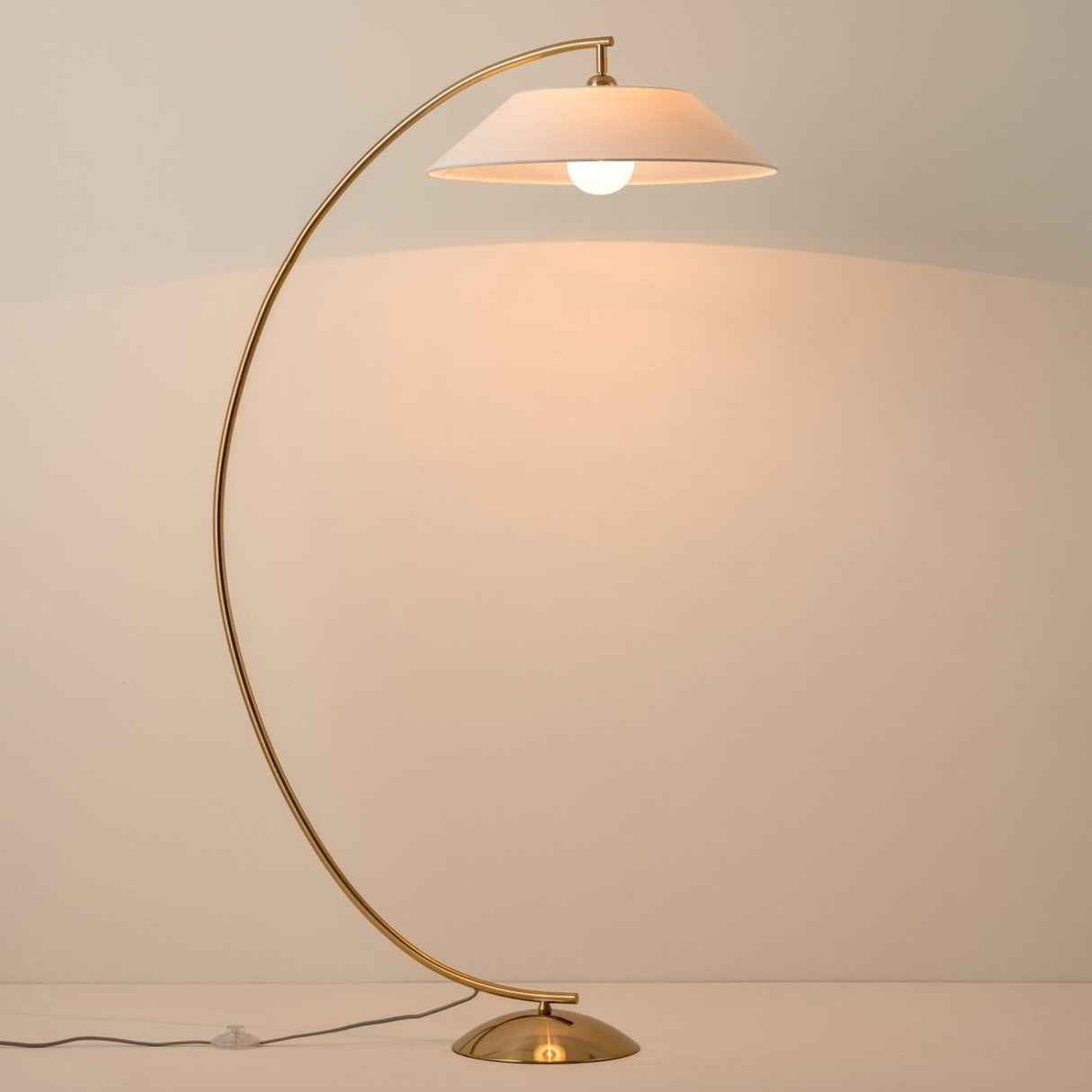 LuminaCirque Moderne Stehleuchte | Dimmbares Licht | Elegantes Raumdesign