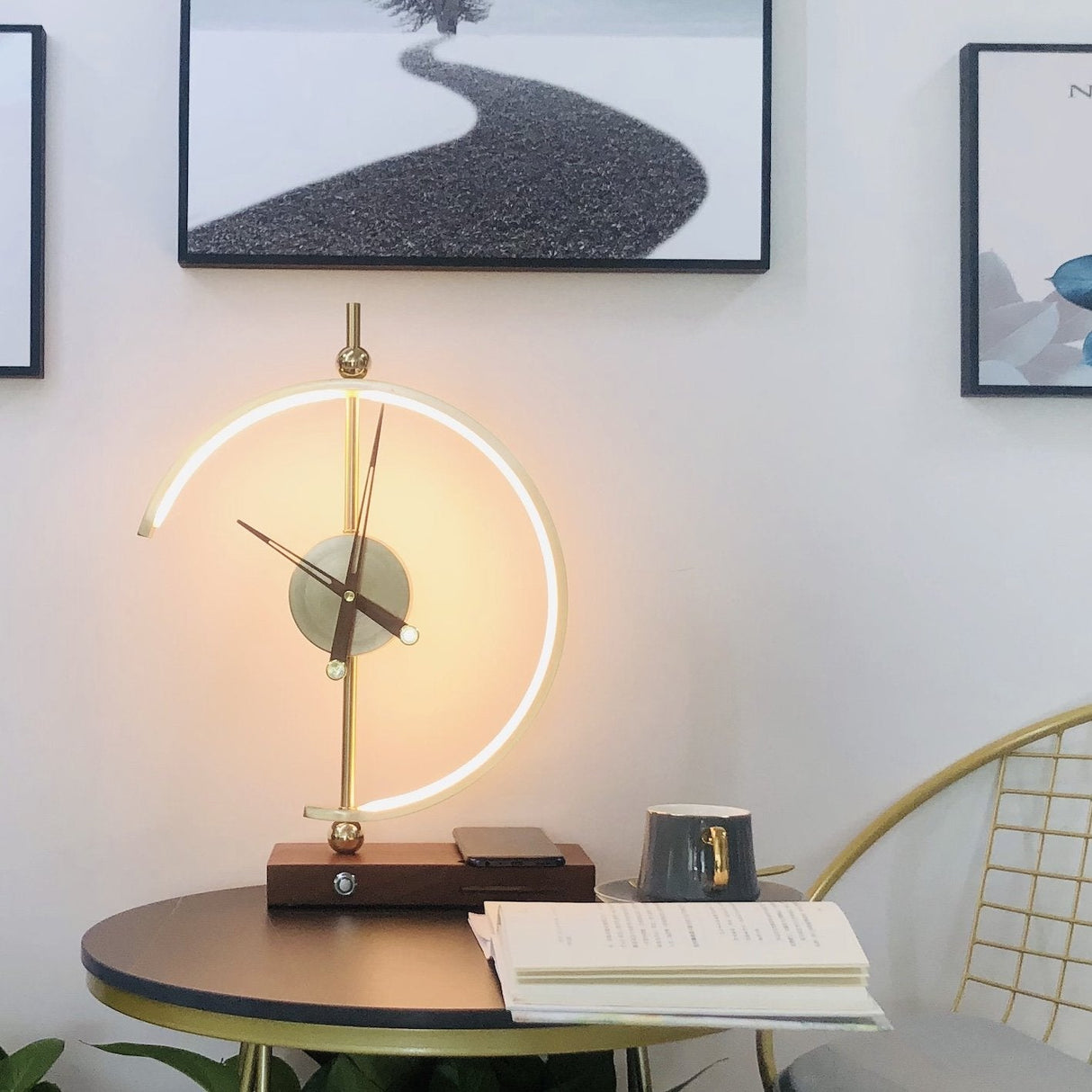 ChronoLux Tischlampe mit Uhr und Ladegerät | Modernes Design | Kabellos | LED-Licht für Zuhause und Büro