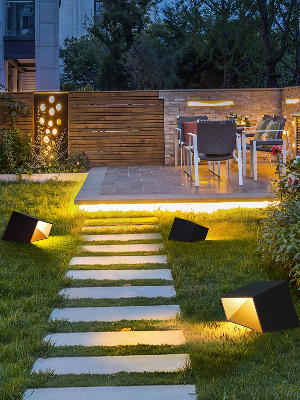 SolaraCube Solar Außenleuchte | LED Gartenbeleuchtung | Wasserdicht | Energiesparend | Dekorative Gartenbeleuchtung für Terrasse & Balkon