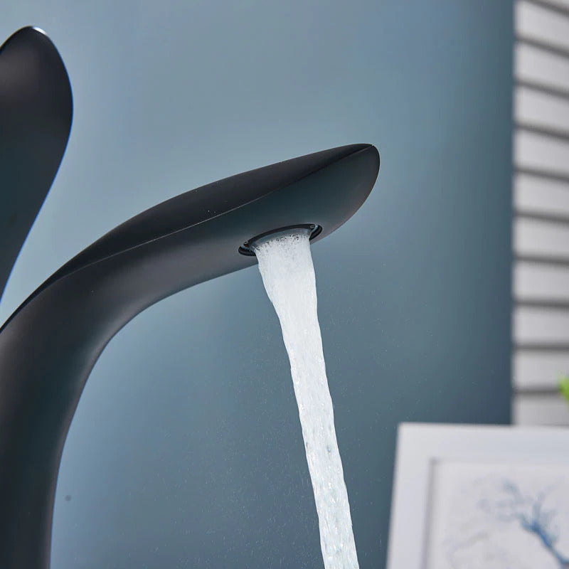 LuxFlow Moderne Badezimmerarmatur | Luxuriöses Design | Einfache Installation | Wasserfall-Effekt