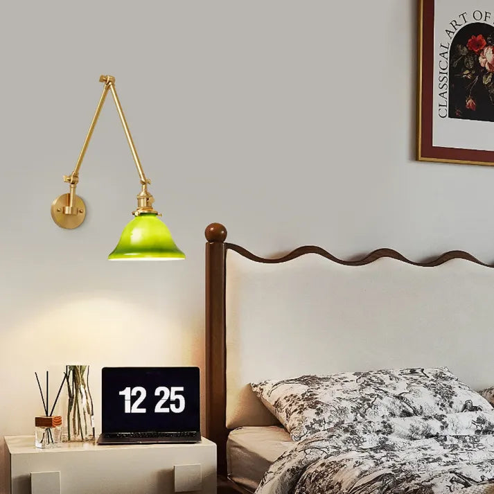 AuroraBend Verstellbare Wandleuchte mit Schwenkarm | Grünes Glas | Industrielles Retro-Design