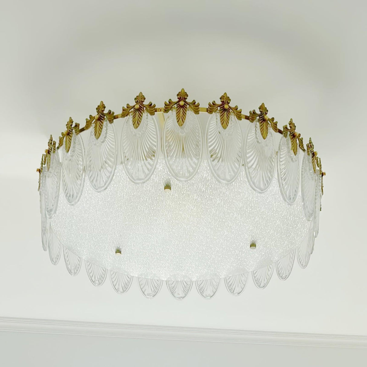 VeraLuxe Decorative Glass Round Chandelier | Elegante Deckenleuchte | Luxus Kronleuchter | Deko für Zuhause