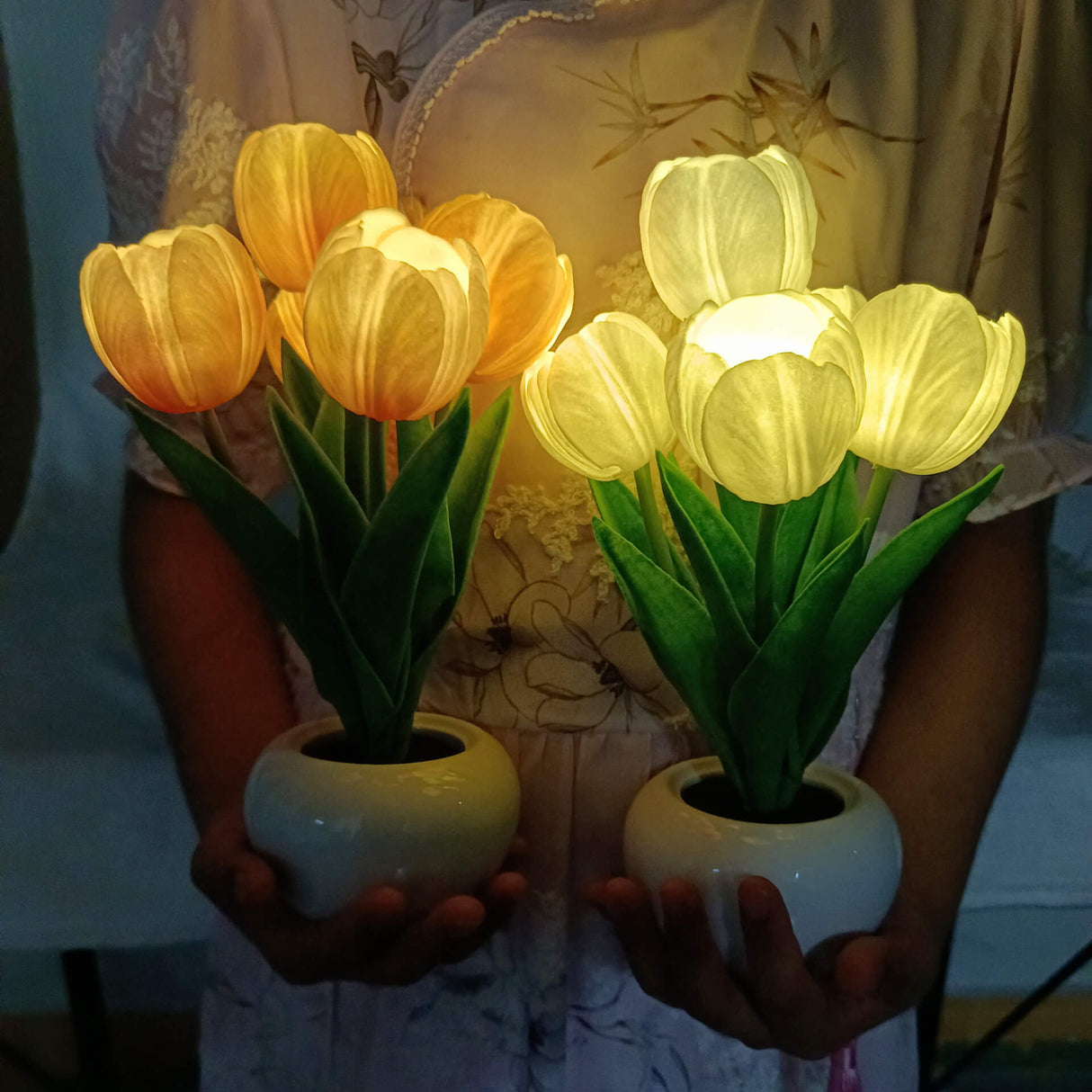 BlossomGlow LED Nachtlicht Tischlampe | Kreatives Blumen-Design | Tulpe & Pfingstrose | Stimmungslicht