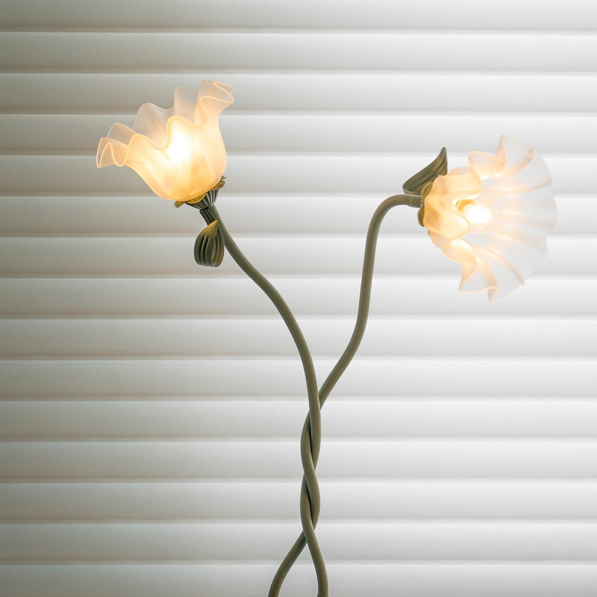 FloraGlow Calla Blumen Stehleuchte | Elegantes Design | LED Beleuchtung | Dekorative Innenleuchte