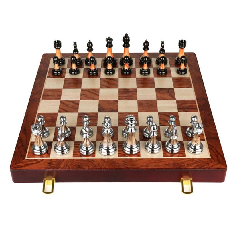 RegalChess Luxus-Schachspiel aus Metall | Großes 45 cm Holzbrett | Edles Design für Strategie und Stil