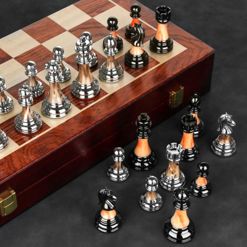 RegalChess Luxus-Schachspiel aus Metall | Großes 45 cm Holzbrett | Edles Design für Strategie und Stil