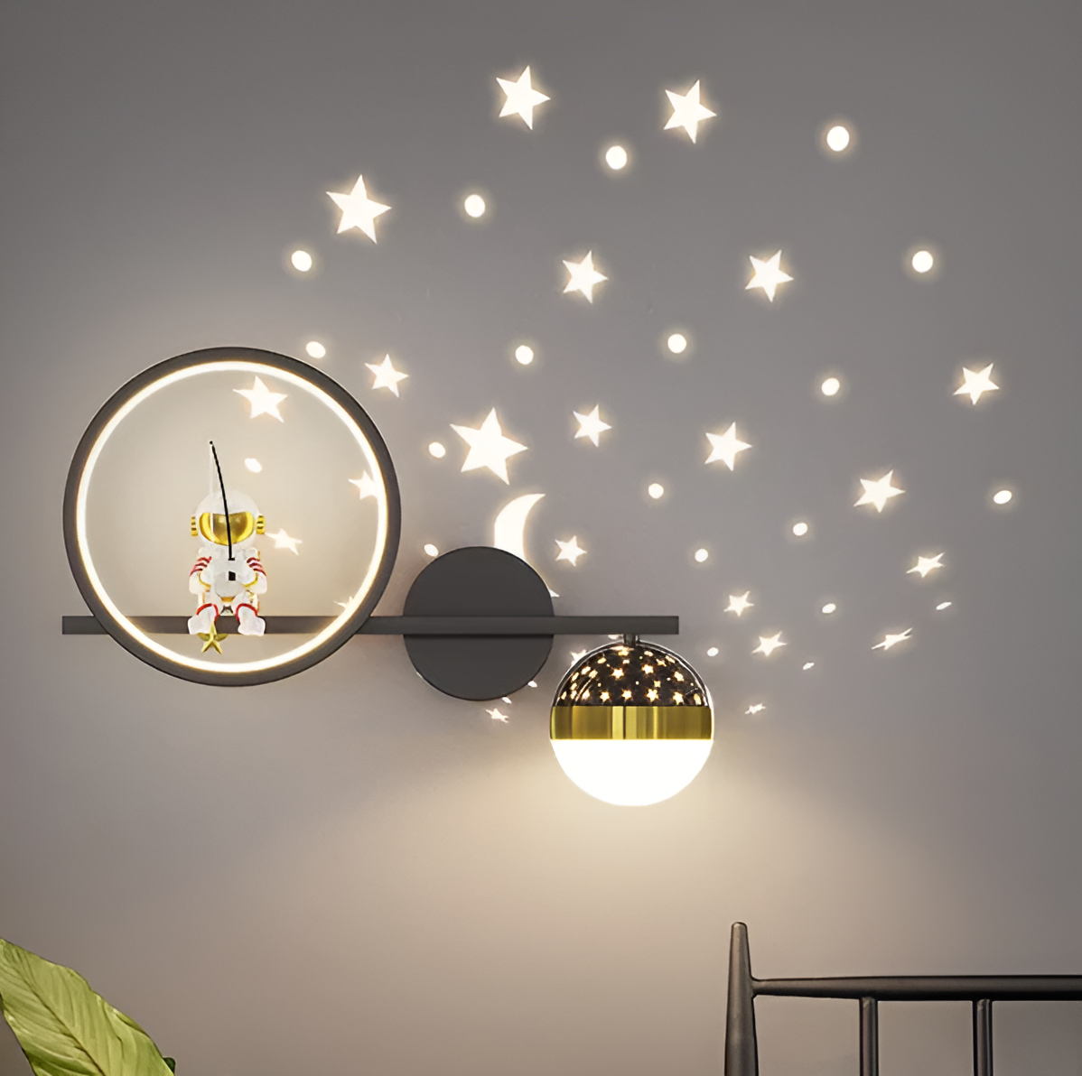 StarVoyage Kinder-Wandleuchte | LED-Sternprojektor Nachtlicht | Astronautendesign | Magisches Licht für Kinderzimmer