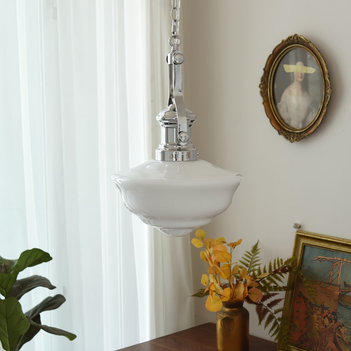 BrightHall Schulhaus Pendelleuchte | Chrom & Weiß | Klassisches Design für moderne Räume