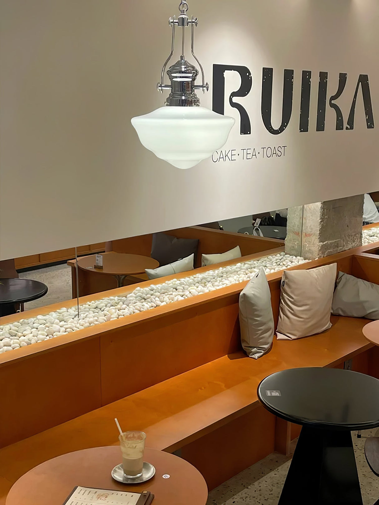 BrightHall Schulhaus Pendelleuchte | Chrom & Weiß | Klassisches Design für moderne Räume