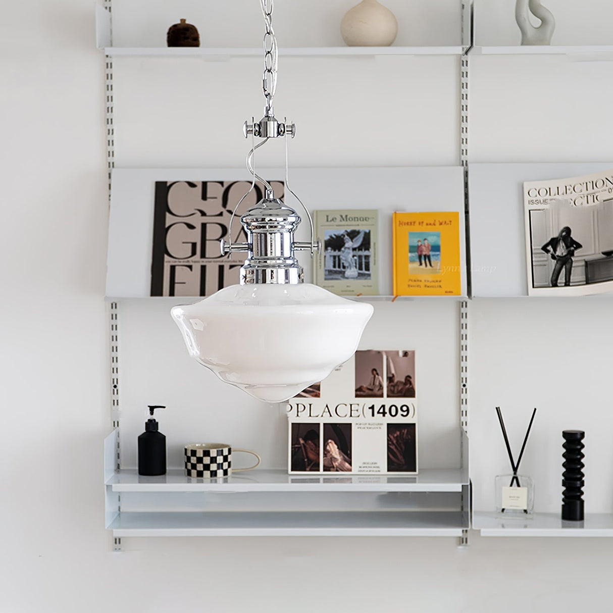 BrightHall Schulhaus Pendelleuchte | Chrom & Weiß | Klassisches Design für moderne Räume